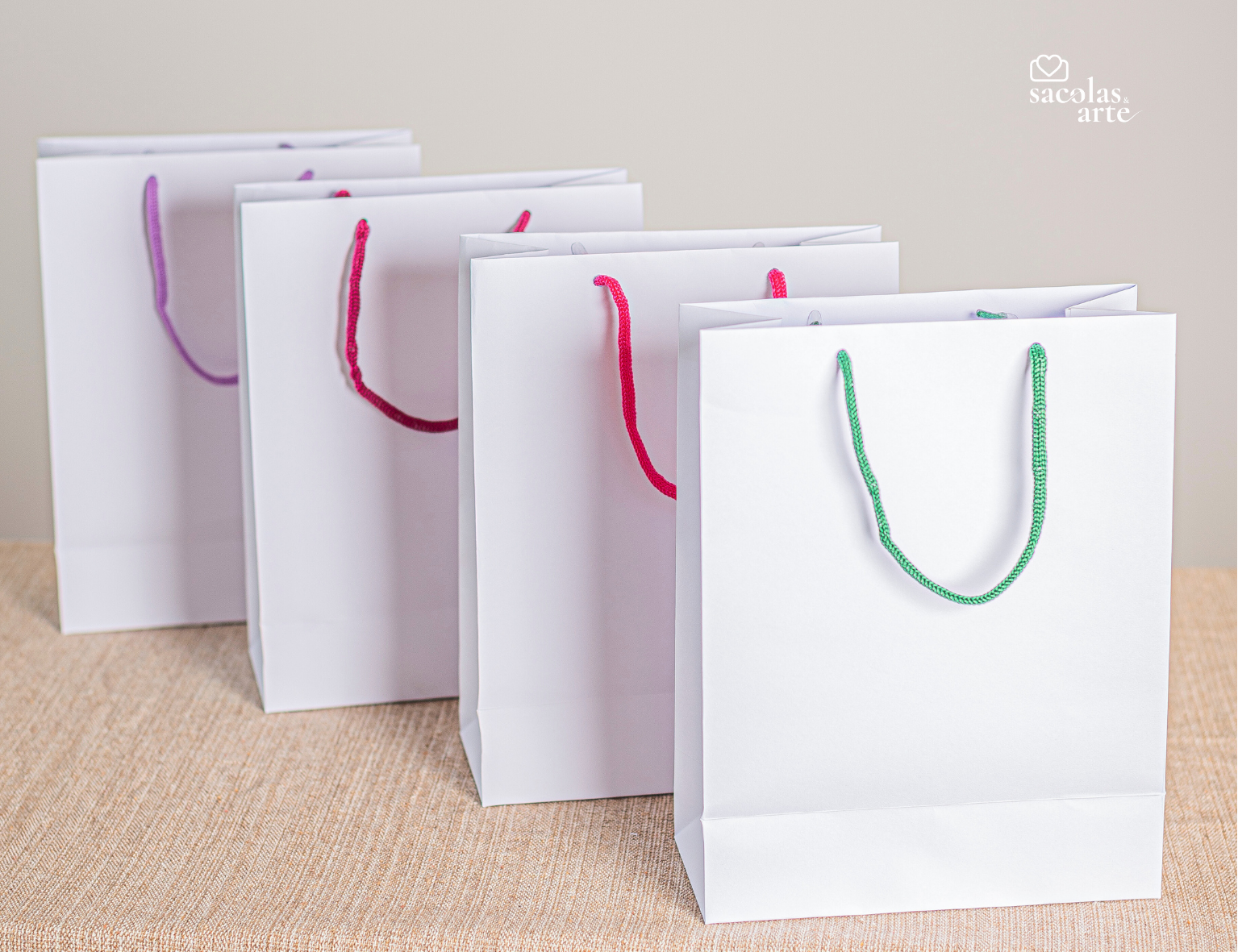 Sacola de Papel Lisa Alça de Cordão - 20x09x25